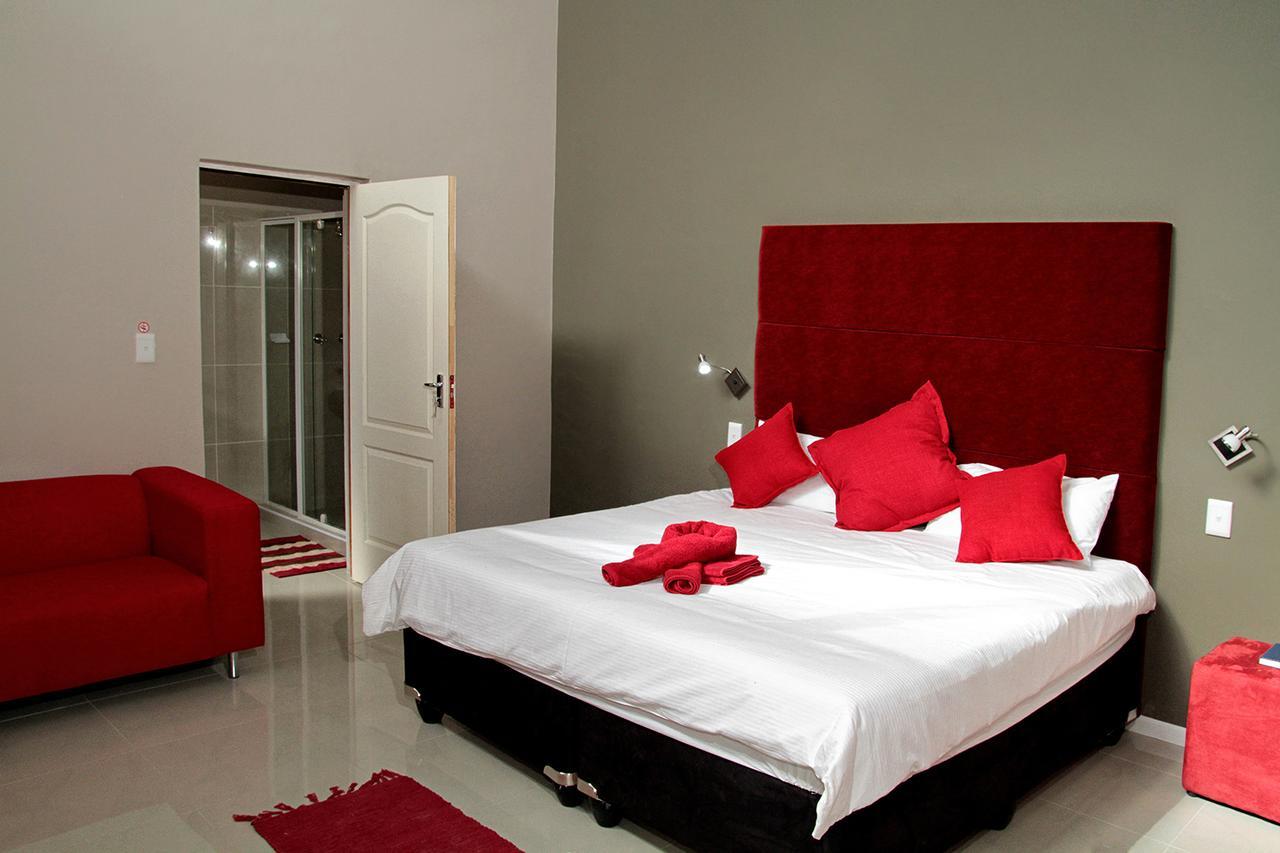 Village Boutique Hotel โอชิวารองโก ภายนอก รูปภาพ