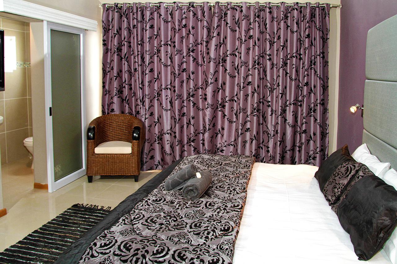 Village Boutique Hotel โอชิวารองโก ภายนอก รูปภาพ