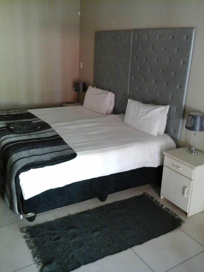 Village Boutique Hotel โอชิวารองโก ภายนอก รูปภาพ
