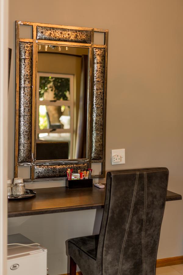 Village Boutique Hotel โอชิวารองโก ภายนอก รูปภาพ