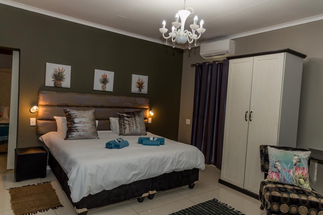 Village Boutique Hotel โอชิวารองโก ภายนอก รูปภาพ