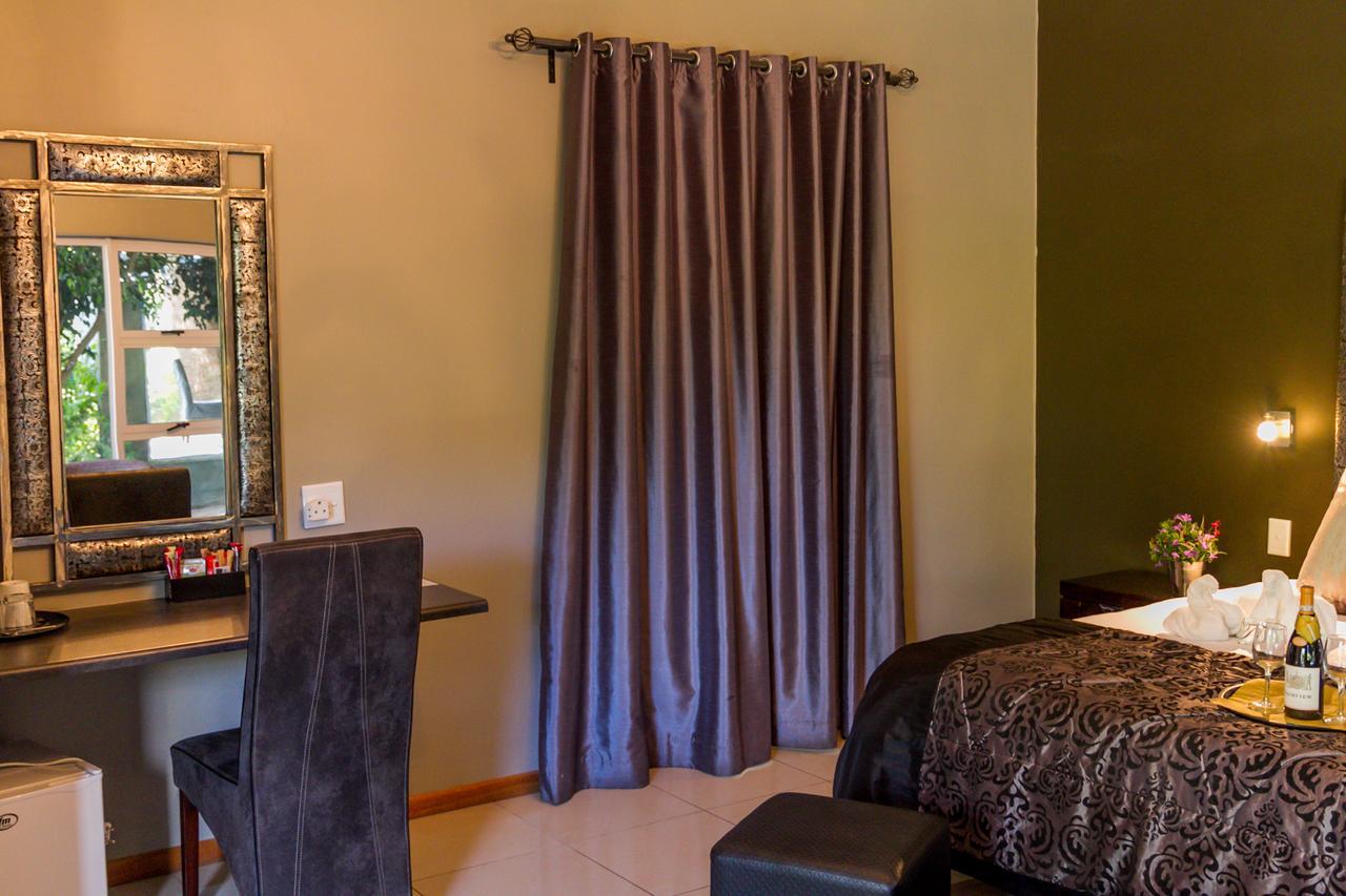 Village Boutique Hotel โอชิวารองโก ภายนอก รูปภาพ