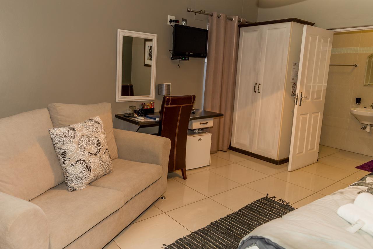 Village Boutique Hotel โอชิวารองโก ภายนอก รูปภาพ