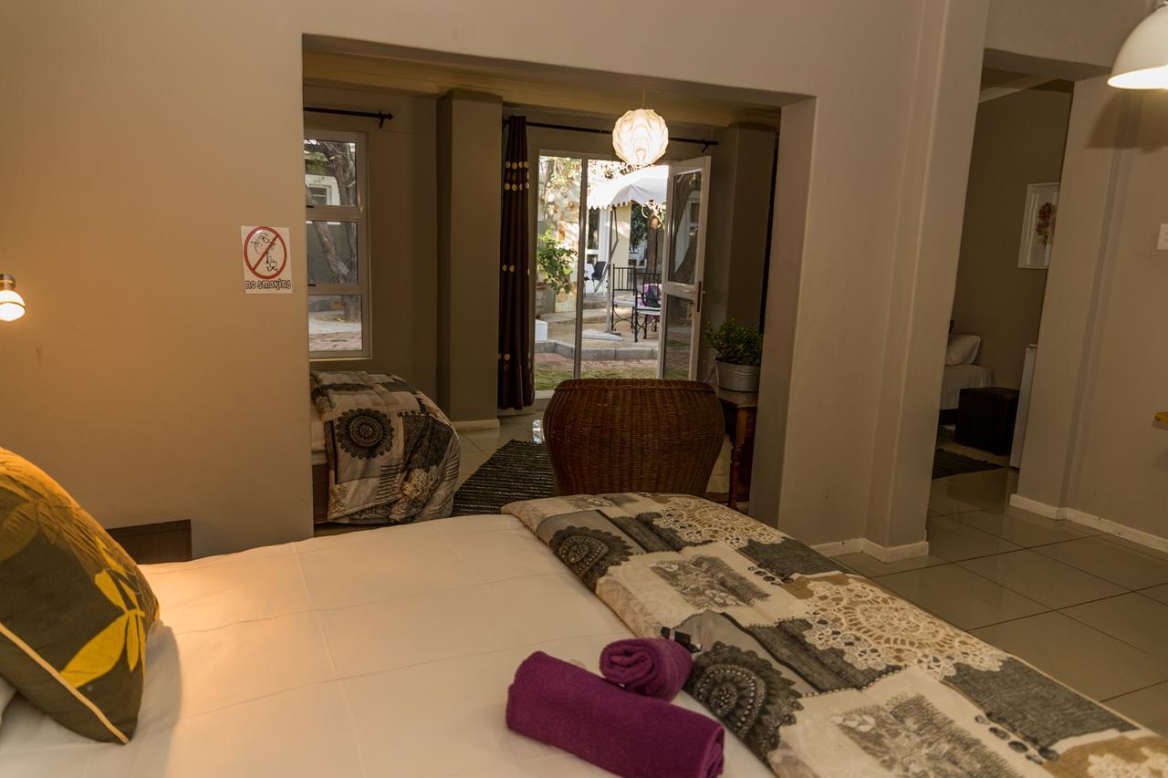 Village Boutique Hotel โอชิวารองโก ภายนอก รูปภาพ
