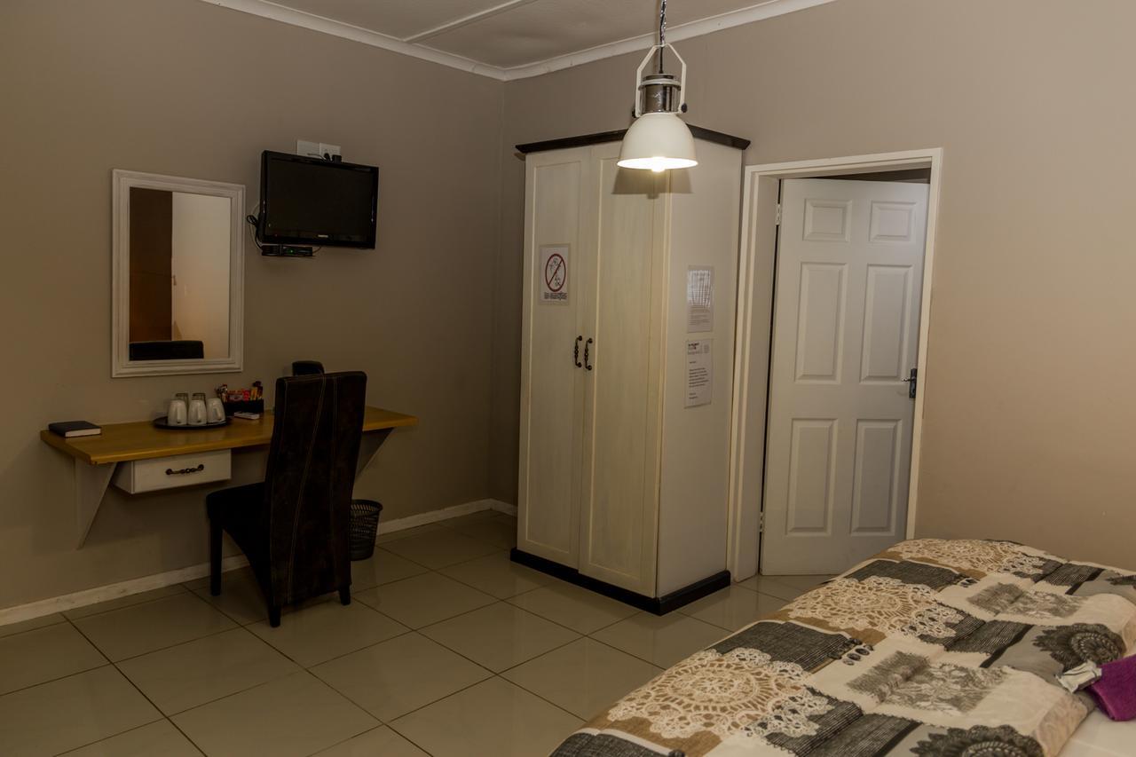 Village Boutique Hotel โอชิวารองโก ภายนอก รูปภาพ