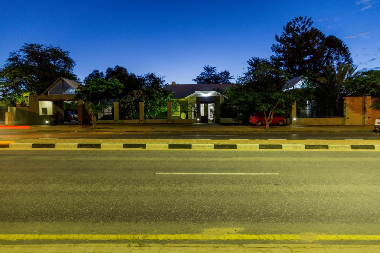 Village Boutique Hotel โอชิวารองโก ภายนอก รูปภาพ